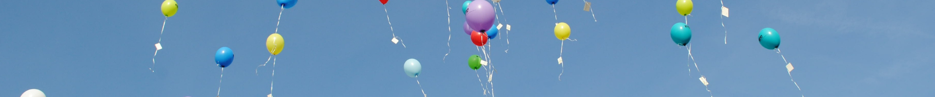 Luftballons die in den Himmel steigen.